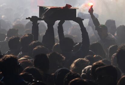 Manifestantes en Nápoles trasladan un ataúd que simboliza Italia.