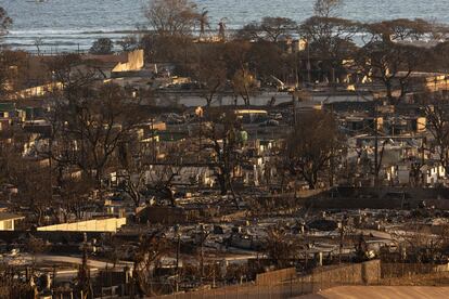 Edificios quemados a causa del incendio en en Lahaina, capital de Maui (Hawái), este sábado.