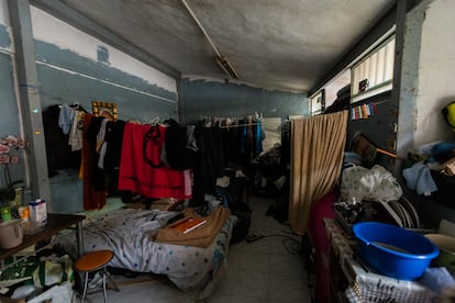 Interior de una de las habitaciones que han sido habilitadas por personas sin hogar al interior de la antigua cárcel de Palma de Mallorca.