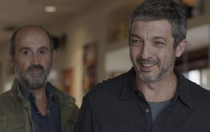 Javier Cámara (al fondo) y Ricardo Darín en un fotograma de 'Truman'.