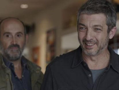 Javier Cámara (al fondo) y Ricardo Darín en un fotograma de 'Truman'.