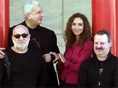 Ana Belén, flanqueada por Gerardo Vega (director artístico), José Carlos de la Plaza (director) y Josu Ormaetxe.