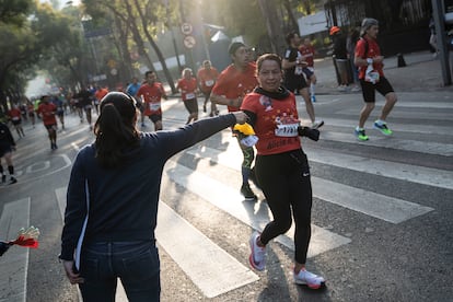 Corredores participan de la Maratón de la Ciudad de México.