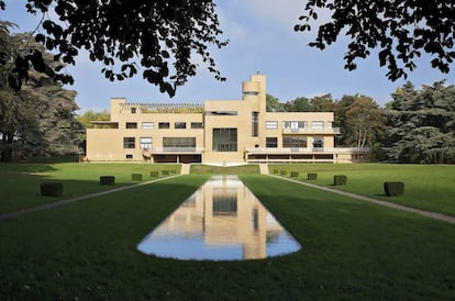 La fachada sur de Villa Cavrois da a un espejo de agua de 72 metros de largo.