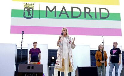 La expresidenta de la Comunidad de Madrid, Cristina Cifuentes, durante su participación en el World Pride 2017 junto a la alcaldesa, Manuela Carmena.