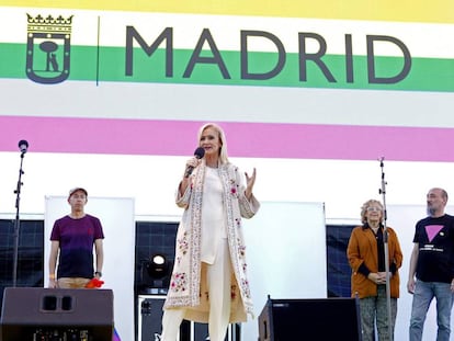 La expresidenta de la Comunidad de Madrid, Cristina Cifuentes, durante su participación en el World Pride 2017 junto a la alcaldesa, Manuela Carmena.