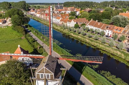 Molino de viento junto al canal Damse Vaart en Damme, Brujas.