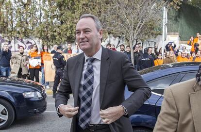 Alberto Fabra llega al colegio Les Terretes de Torrent.