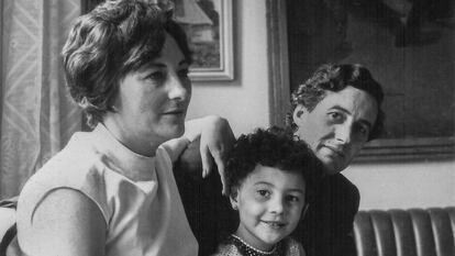 La autora Guadalupe Grande, en una imagen familiar sin datar con sus padres, los poetas Francisca Aguirre y Félix Grande.