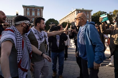 Mahmud Khalil, segundo a la izquierda, debate con un manifestante proisraelí durante una protesta en la Universidad de Columbia, en octubre de 2023, en Nueva York.