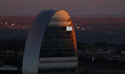 Edificio del BBVA, conocido como La Vela, en Madrid.