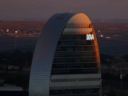 Edificio del BBVA, conocido como La Vela, en Madrid.