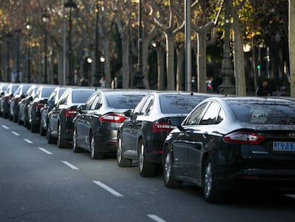 Coches VTC, aparcados en la Diagonal, este jueves.