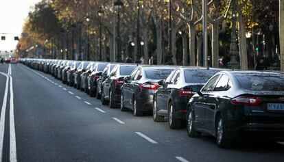 Coches VTC, aparcados en la Diagonal, este jueves.