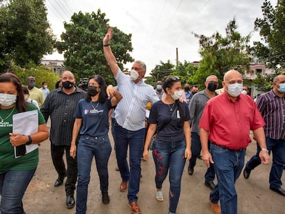 O presidente Miguel Díaz-Canel, ao centro, durante uma caminhada pelo bairro de La Timba, em Havana, na sexta-feira passada.