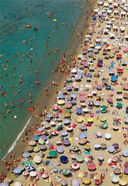 Una colorista geometría pop en sombrillas y toallas. Un día de playa en Benidorm.