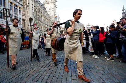 Portadores llevan un barril de cerveza en Grand Place antes de una misa en honor a Saint-Arnould, patrón de los cerveceros.