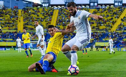 Vicente G&oacute;mez trata de quitar la pelota a Nacho en el partido que enfrent&oacute; a Las Palmas y Real Madrid la pasada jornada. 