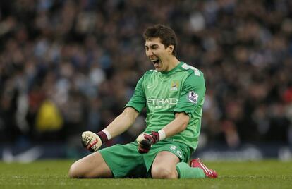 El portero del Manchester City, Pantilimon, celebra uno de los goles