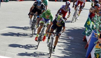 Valverde entra a meta por delante de Sagan