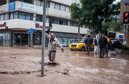 “Son las peores lluvias en 18 años”, ha dicho el alcalde de Copiapó, Maglio Cicardini. En la región de Antofagasta, todavía más al norte de Santiago, el intendente Valentín Volta ha anunciado que cerca de 30.000 personas deberán ser evacuadas en las próximas horas.