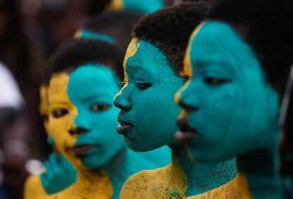 Un grupo de jóvenes con las caras pintadas participan en un desfile del Carnaval Popo en Bonoua (Costa de Marfil).