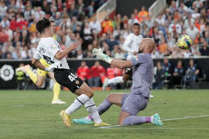 Diego López supera a Pepe Reina en una jugada del partido que no fue a más.