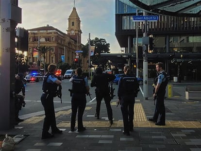 La policía interviene en las inmediaciones donde se ha producido el tiroteo este jueves en la ciudad de Auckland, Nueva Zelanda.