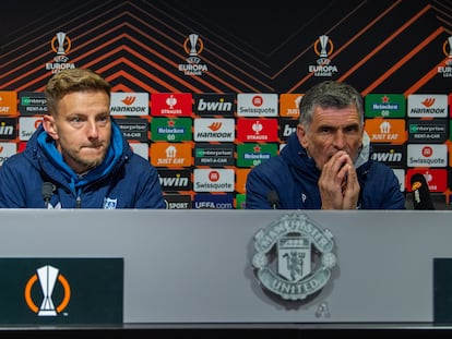 Ivan Rakitic y José Luis Mendilibar, en la sala de prensa de Old Trafford.