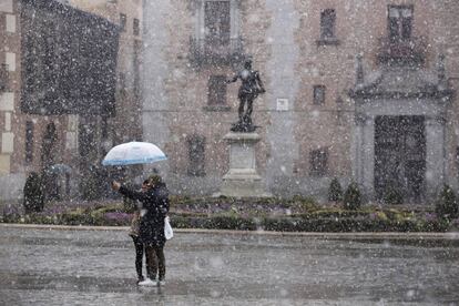 Unos jóvenes se hacen un selfie durante la jornada de nieve en la plaza de La Villa en el centro de la capital, 5 de febrero de 2018.