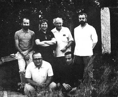 José Manuel Caballero Bonald, Gloria Fuertes, Gabriel Celaya, Ángel González, Manuel Vázquez Montalbán y José Agustín Goytisolo, en 1969 en Chozas de la Sierra (Madrid).