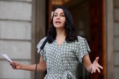 La presidenta de Ciudadanos, Inés Arrimadas, el jueves en el patio del Congreso.