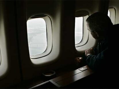 El presidente Bush contempla Nueva Orleans desde el <i>Air Force One</i> para evaluar los daños causados por el huracán Katrina.