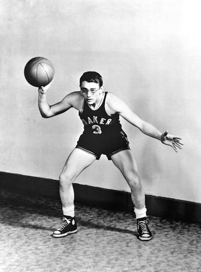 Un joven James Dean juega al baloncesto.