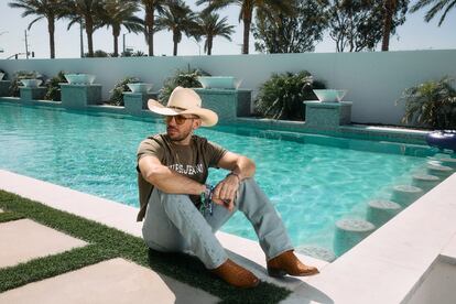 Heath Hussar al borde de la piscina del complejo Guess. 