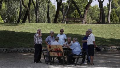 Um grupo de aposentados no parque da Dehesa da Villa, em Madri.