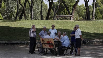 Un grupo de jubilados en el parque de la Dehesa de la Villa de Madrid.