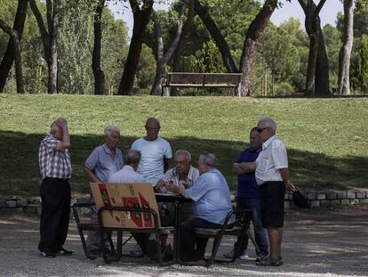 Um grupo de aposentados no parque da Dehesa da Villa, em Madri.