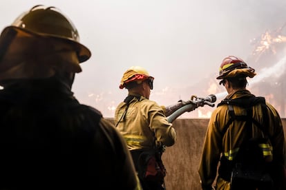 Bomberos trabajan en la zona afectada, en Altadena.