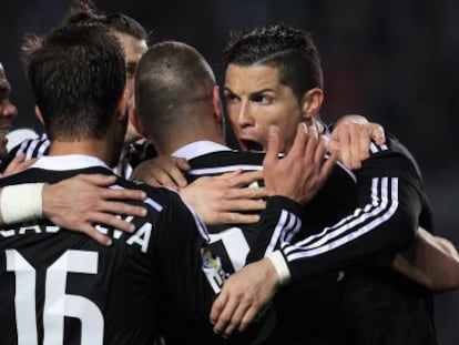 Los jugadores del Madrid celebran el gol de Cristiano en Elche.