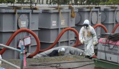 Fotografa de archivo tomada el 12 de junio que muestra a un trabajador en la planta nuclear de Fukushima en Japn. EFE/Archivo