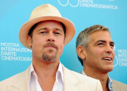 Brad Pitt y George Clooney, retratados en el festival de Venecia.