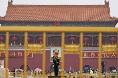 Un policía paramilitar monta guardia en la plaza de Tiananmen, un día antes del comienzo del XIX Congreso Nacional del Partido Comunista de China, en Pekín (China).