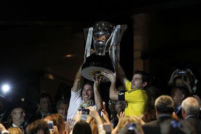 Casillas y Sergio Ramos, capitanes del Real Madrid, reciben el trofeo de campeón de Liga en el palco del Santiago Bernabéu.