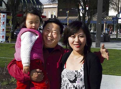 La niña Qian Xun Xue, con sus padres, en una imagen anterior a su abandono en una estación de ferrocarril de Melbourne.