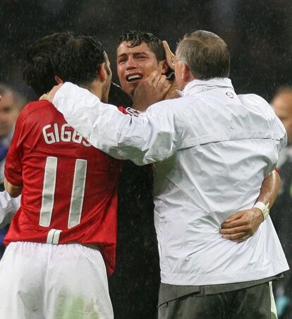 Cristiano Ronaldo se abraza emocionado a Ferguson y a Giggs tras ganar la final de la Liga de Campeones ante el Chelsea el 21 de mayo de 2008.