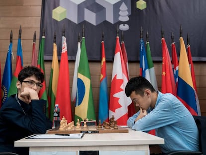 Alireza Firouzja, a la izquierda, durante la partida de hoy cuando le tocaba jugar a Liren Ding