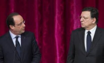 El presidente francés, François Hollande (i) mira al presidente de la Comisión Europea, José Manuel Durao Barroso (d), durante la rueda de prensa que ofreció junto al presidente de la Mesa Redonda Europea de Industriales, Leif Johansson y a la canciller alemana, Angela Merkel (no visibles en la foto) tras la reunión que mantuvieron en el palacio del Elíseo en París, Francia.