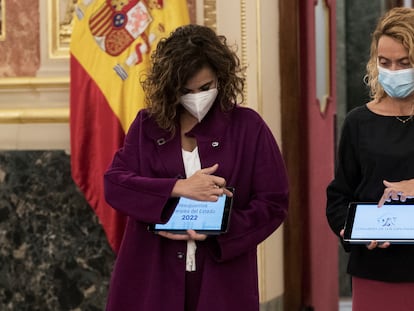 La ministra de Hacienda, María Jesús Montero (izquierda) entrega a la presidenta del Congreso, Meritxell Batet el proyecto de ley de los Presupuestos Generales del Estado para 2022.