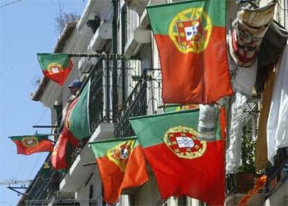 Banderas portuguesas engalanan los balcones de las casas en el barrio Alto de Lisboa.